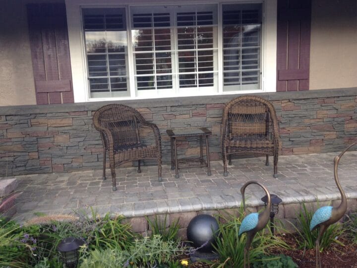 A wainscot sitting area that was designed with Keystone Stacked Stone panels.