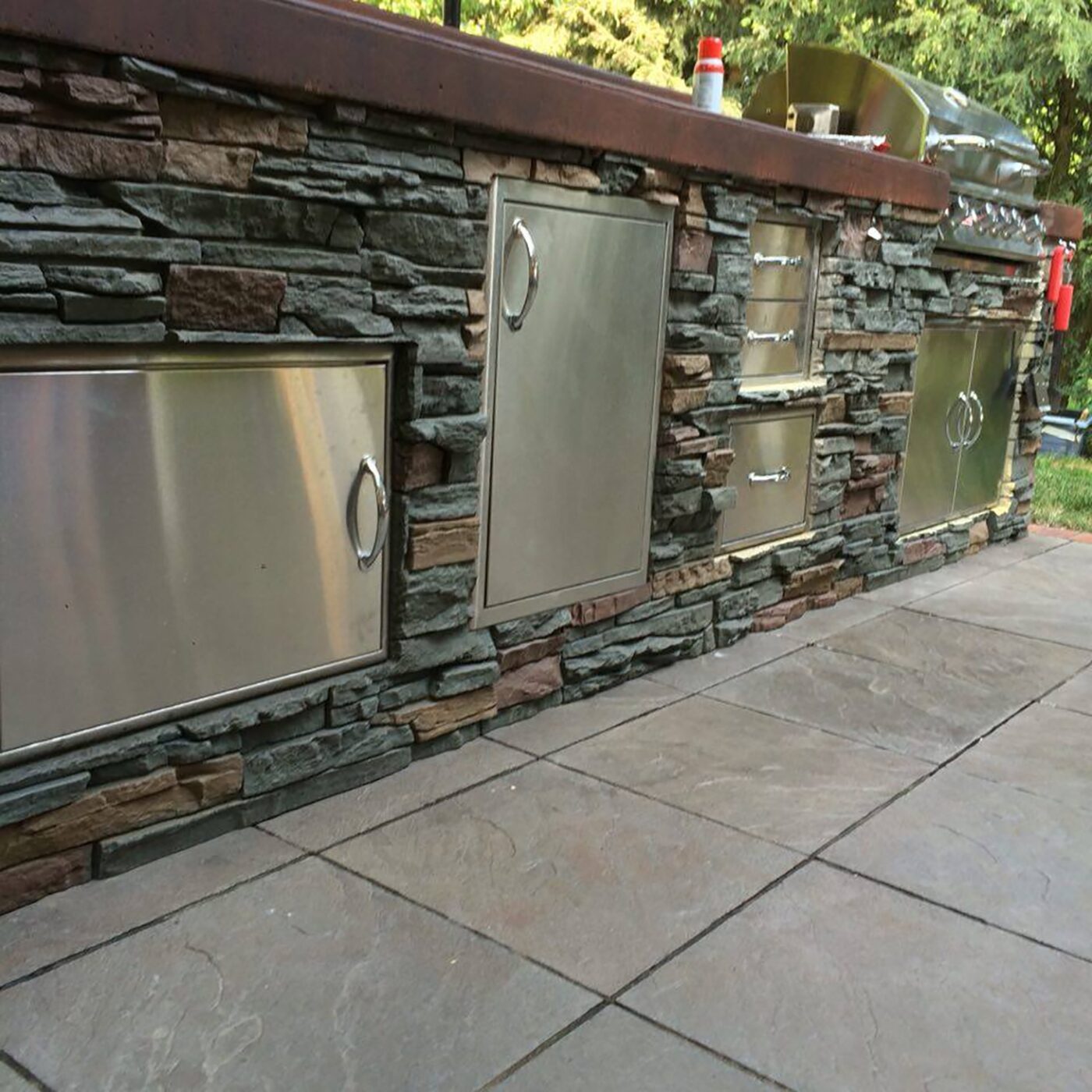 A DIY outdoor BBQ island designed using our Keystone Stacked Stone panels.