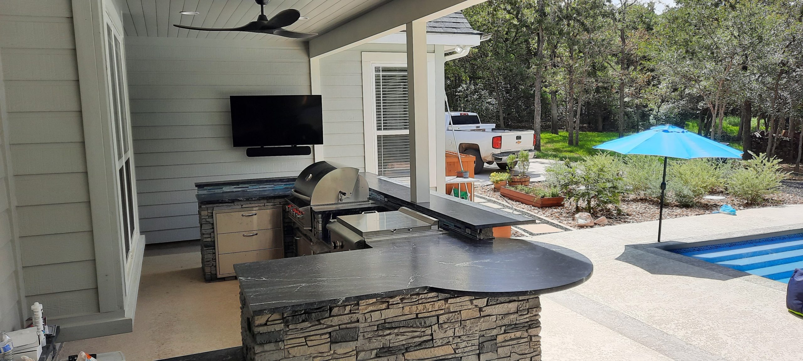 Northern Slate faux stone outdoor kitchen