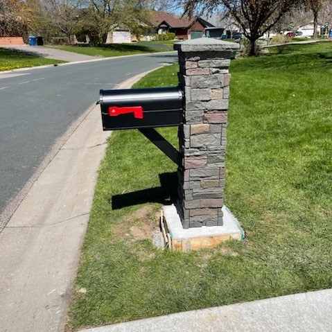 Keystone faux stone mailbox post