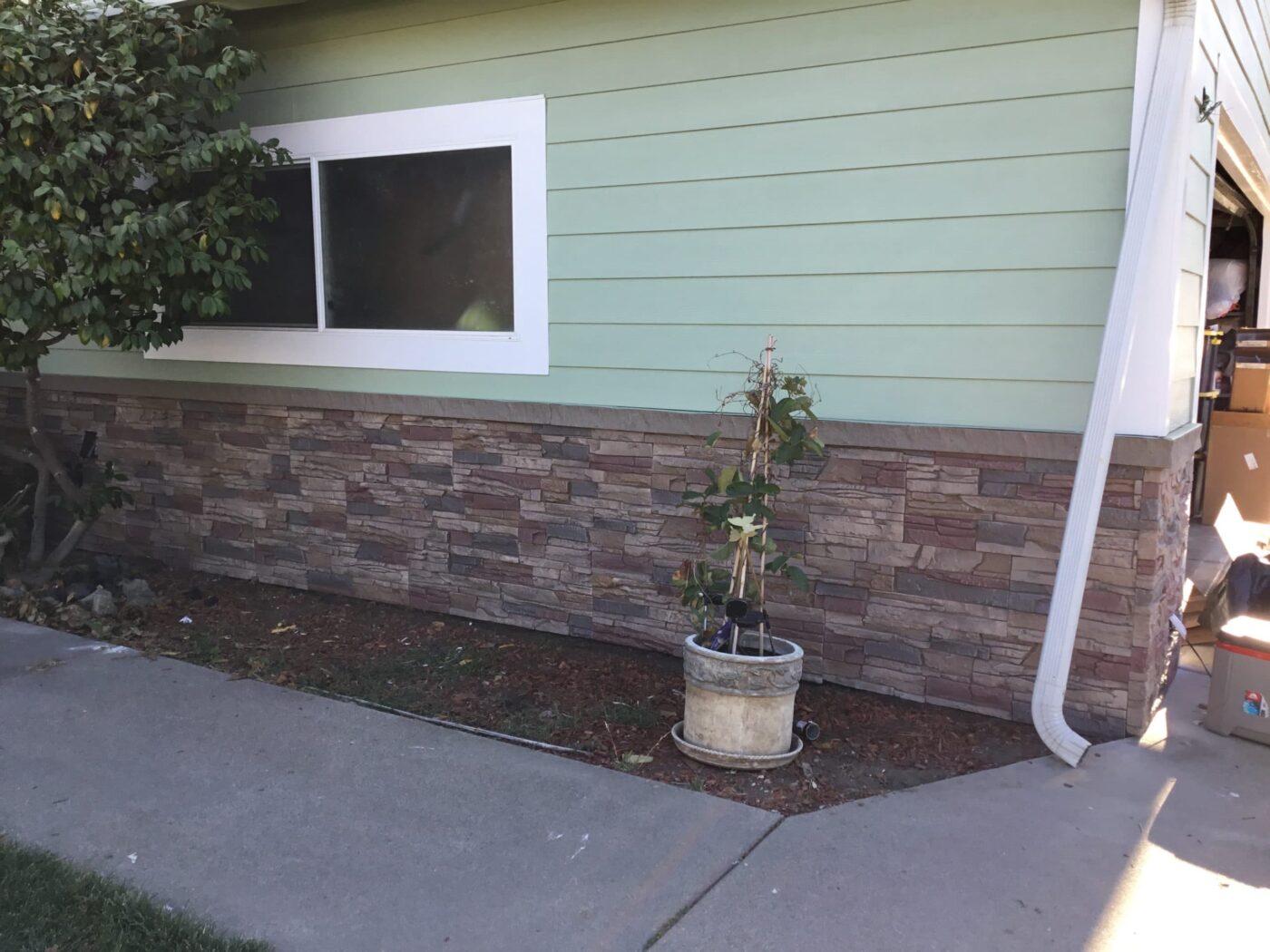 A DIY wainscot project idea using our Desert Sunrise Faux Stone panels.