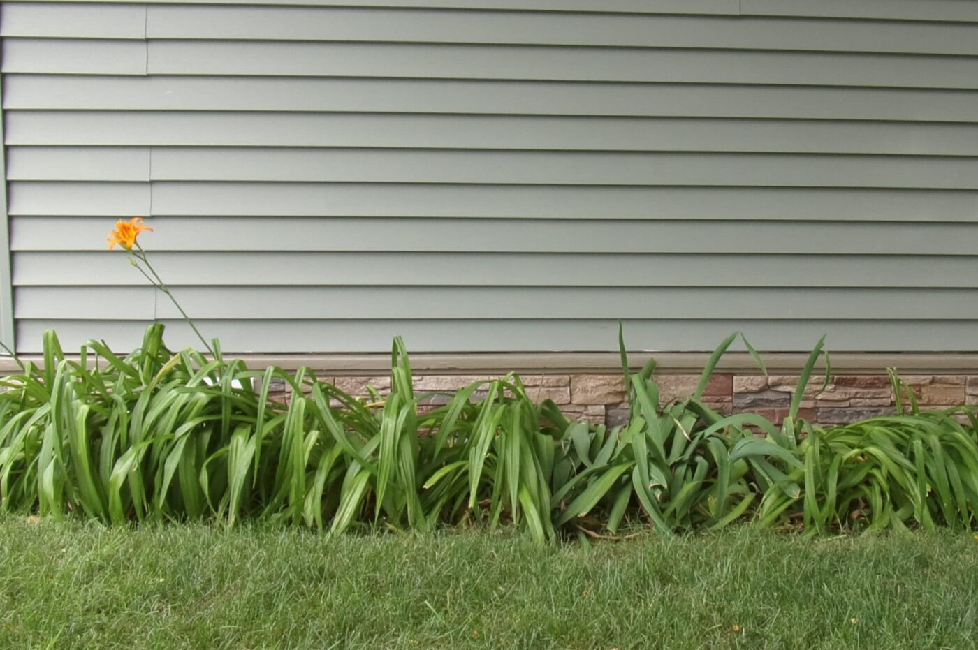 A home exterior skirting project using our Desert Sunrise Stacked Stone panels.