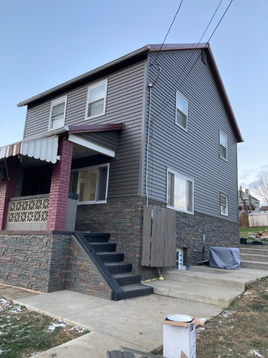 A home siding remodel project that uses Keystone Stacked Stone panels.