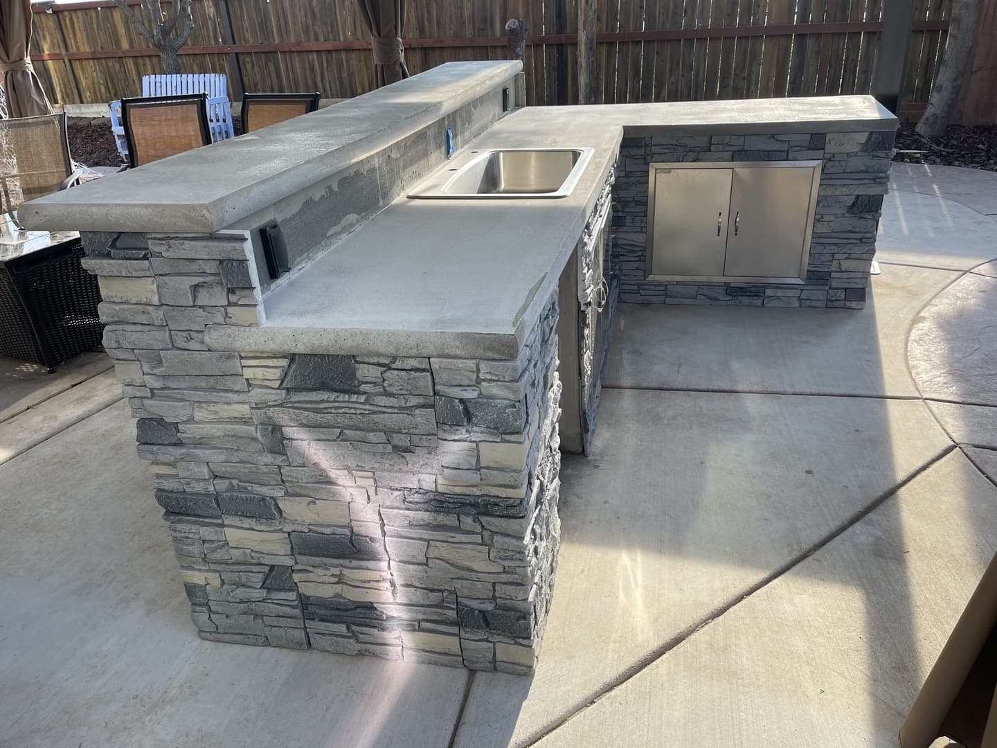 A DIY Northern Slate stone veneer outdoor kitchen project.