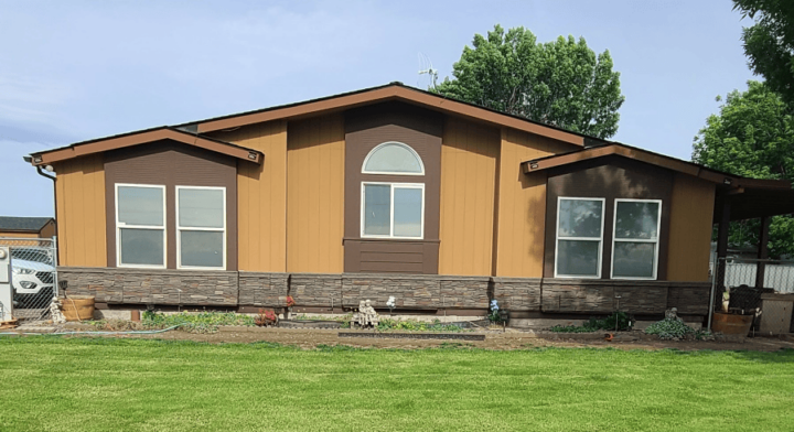 A beautiful home featuring Stratford Stacked Stone skirting.