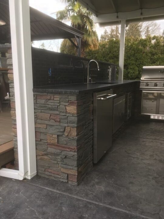 Keystone Stone Veneer Outdoor Kitchen Idea