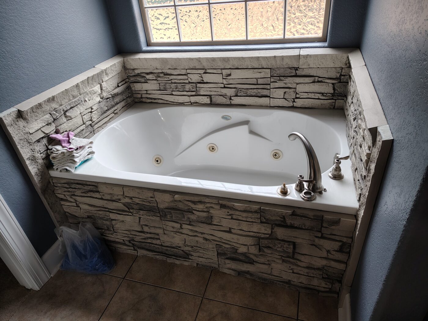 Al decided to make his bathtub his oasis and created a stone bathtub surround using GenStone's Arctic Smoke Stacked Stone panels.
