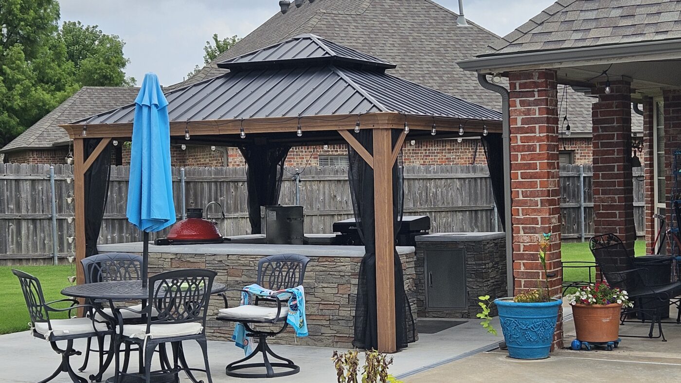 This DIY faux stone kitchen was created using GenStone's Kenai Stacked Stone panels.