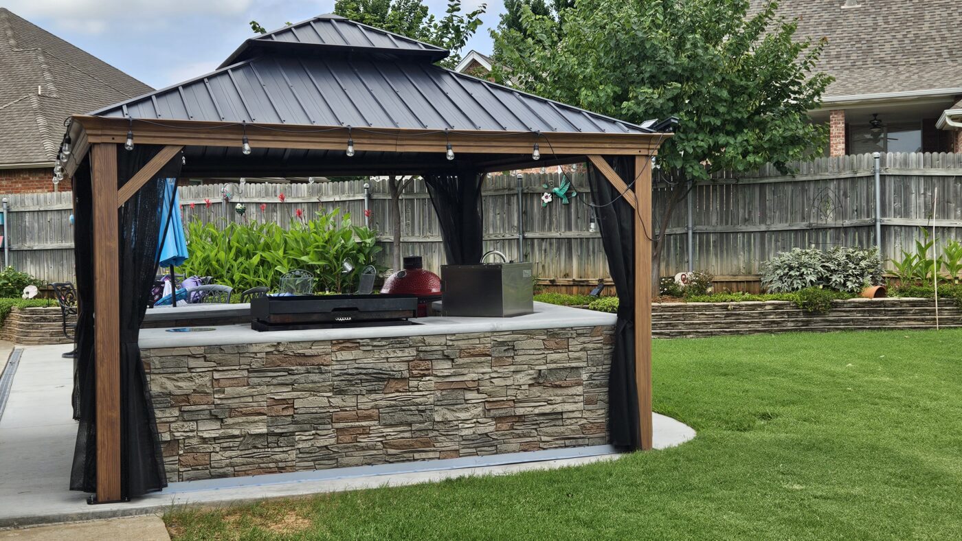 This DIY faux stone kitchen was created using GenStone's Kenai Stacked Stone panels.