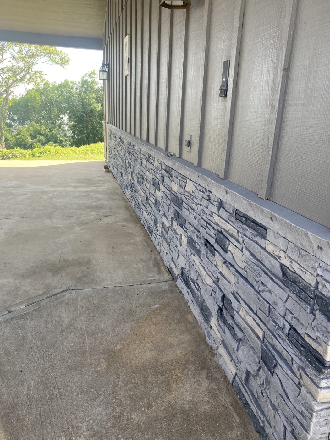 This home has a DIY slate wainscot that was created using GenStone's Northern Slate Stacked Stone panels.